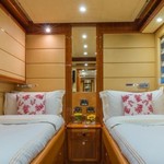 Ferretti 881