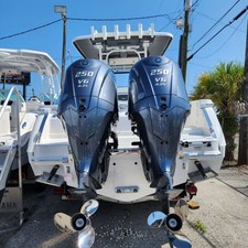 Robalo R270